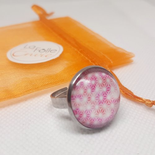 Bague ajustable cabochon en verre motif japonais asanoha blanc et rose
