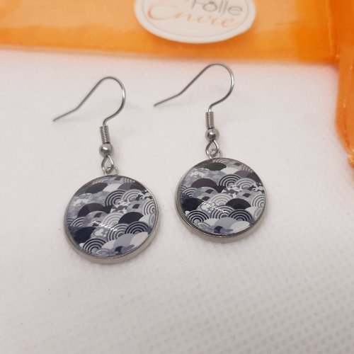 Boucles d'oreilles pendantes cabochon verre motif japonais noir et blanc
