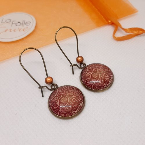 Boucles d'oreilles bronze pendantes cabochon verre motif paisley or sur fond marron