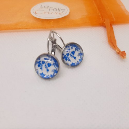 Boucles d'oreilles dormeuses cabochon verre motif feuilles et fleurs bleues