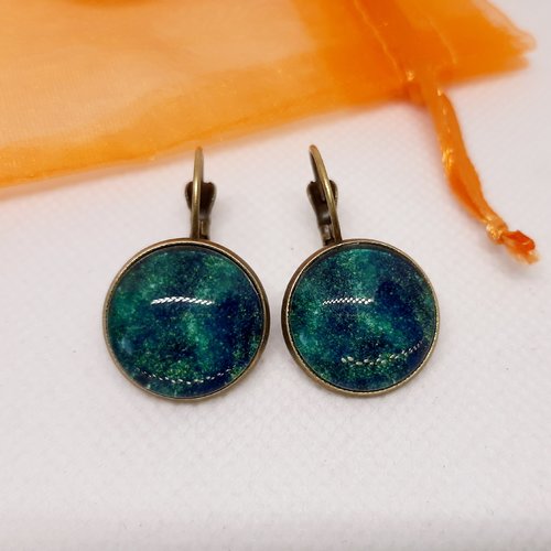 Boucles d'oreilles dormeuses cabochon verre esprit motif vert émeraude effet scintillant