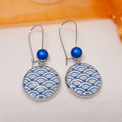 Boucles d'oreilles pendantes cabochon verre motif seigaiha bleu et blanc