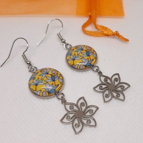 Boucles d'oreilles pendantes breloque cabochon verre motif nature gris bleu sur fond jaune