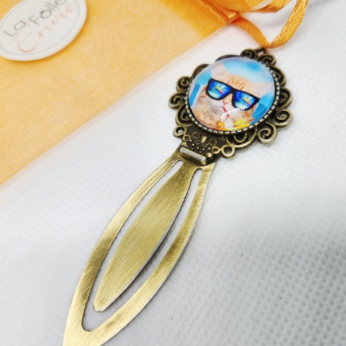 Marque-page métal cabochon verre motif chat sirotant un cocktail