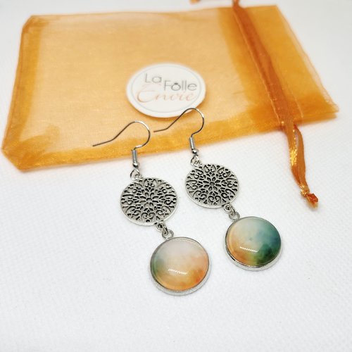 Boucles d'oreilles dépareillées pendantes breloque cabochon verre motif nuance vert et or