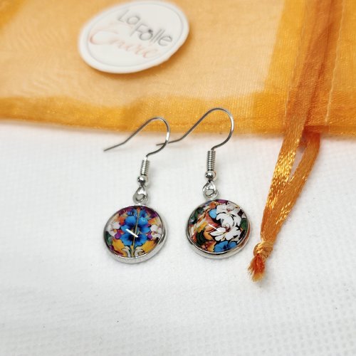 Boucles d'oreilles  dépareillées pendantes cabochon verre motif fleurs