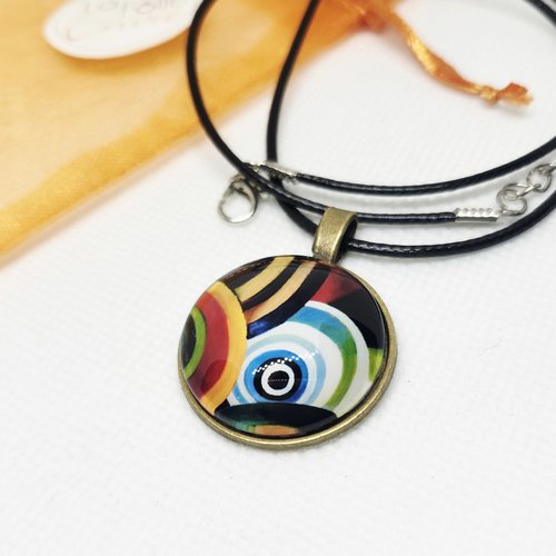Collier lacet cuir et pendentif cabochon verre motif circulaire coloré