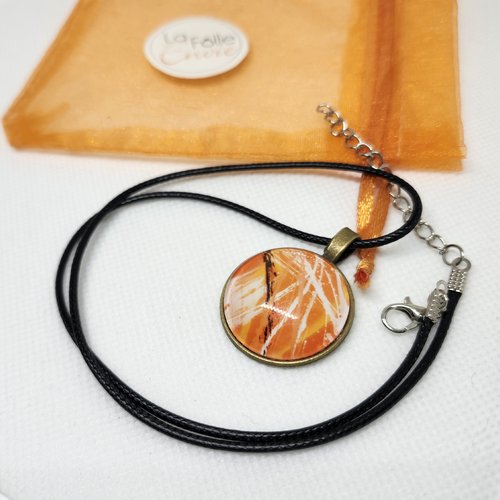 Collier lacet cuir et pendentif cabochon verre motif abstrait orangé