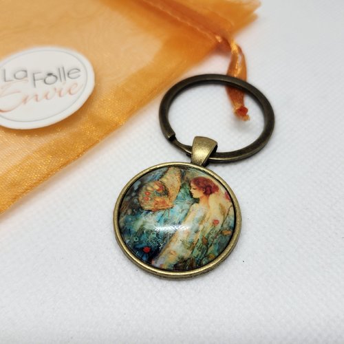 Porte-clé cabochon verre motif jeune fille au papillon