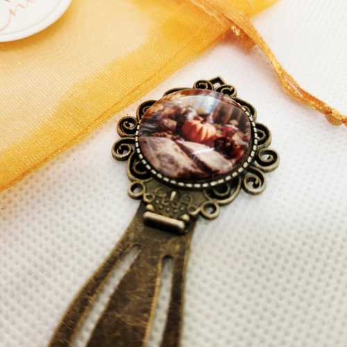 Marque-page métal cabochon verre motif citrouilles et grimoire