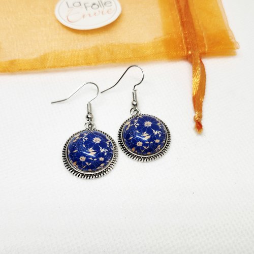 Boucles d'oreilles pendantes cabochon verre motif floral bleu marine et beige