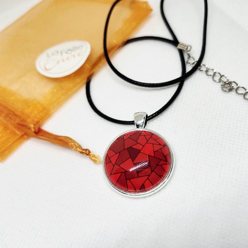 Collier lacet cuir et pendentif cabochon verre motif esprit mosaïque rouge