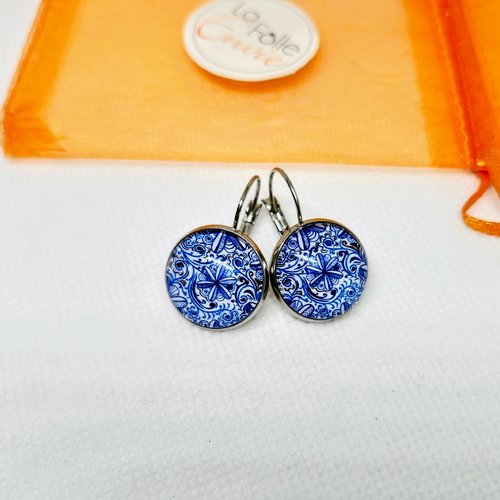 Boucles d'oreilles dormeuses cabochon verre motif rosace florale bleu et blanc