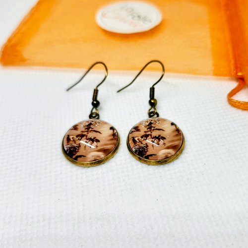 Boucles d'oreilles pendantes cabochon verre  motif floral marron et beige