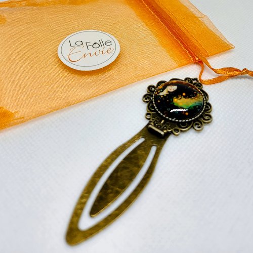 Marque-page métal cabochon verre motif jeune fille souriante