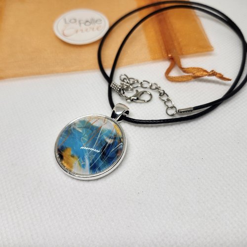 Collier lacet cuir et pendentif cabochon verre motif abstrait coloré bleu blanc doré