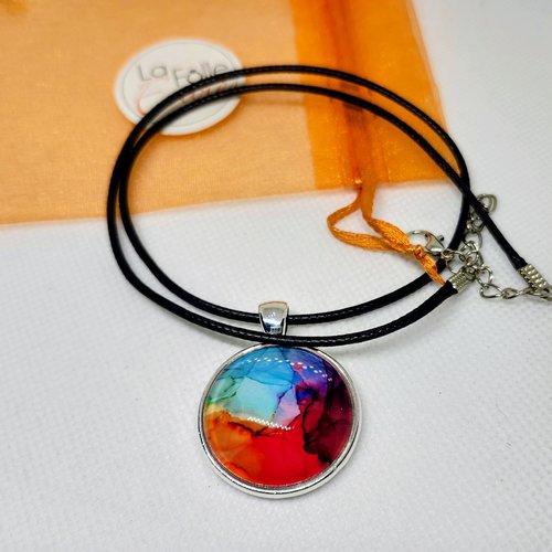 Collier lacet cuir et pendentif cabochon verre motif abstrait coloré