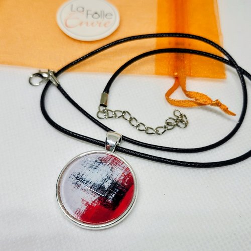 Collier lacet cuir et pendentif cabochon verre motif abstrait rouge blanc noir