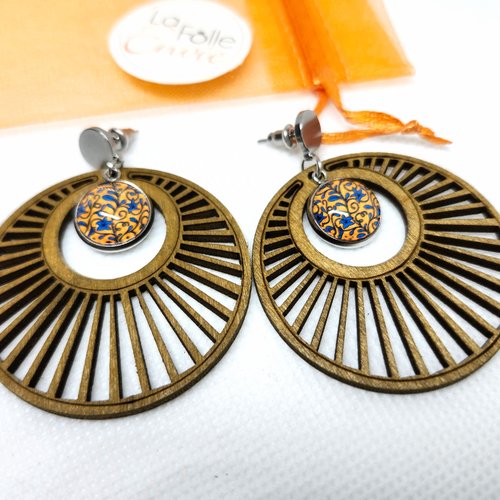 Boucles d'oreilles pendantes bois cabochon verre motif feuillage bleu sur fond jaune orangé