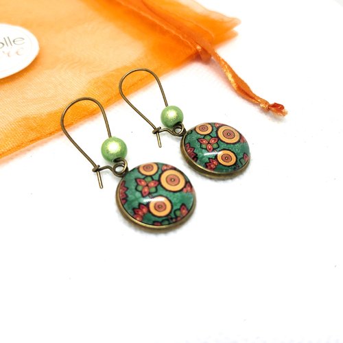 Boucles d'oreilles pendantes cabochon verre motif esprit wax vert et beige