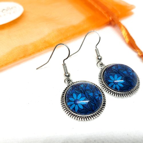 Boucles d'oreilles pendantes cabochon verre motif bouquet de fleurs bleues