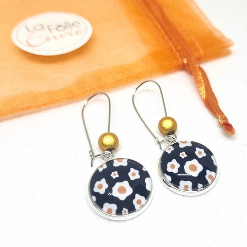 Boucles d'oreilles pendantes cabochon verre motif dessin de fleurs sur fond bleu marine
