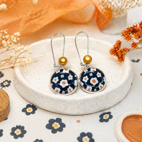 Boucles d'oreilles pendantes cabochon verre motif dessin de fleurs sur fond bleu marine