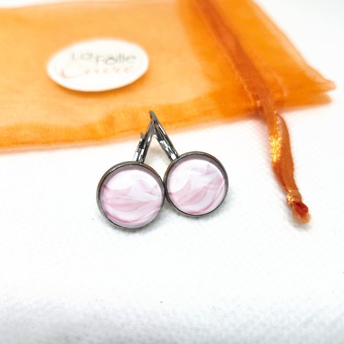 Boucles d'oreilles dormeuses cabochon verre motif voilage rose pâle