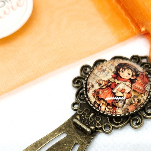 Marque-page métal cabochon verre motif style poulbot moulin rouge