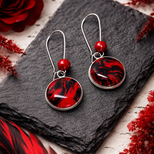 Boucles d'oreilles pendantes dépareillées cabochon verre motif abstrait rouge et noir