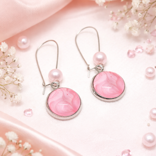 Boucles d'oreilles pendantes cabochon verre motif abstrait rose poudré