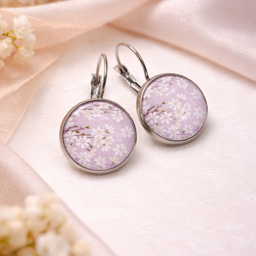 Boucles d'oreilles dormeuses cabochon verre motif  fleurs blanchrs sur fond rose