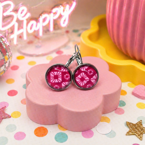 Boucles d'oreilles dormeuses cabochon verre motif géométrique rose et fuschia