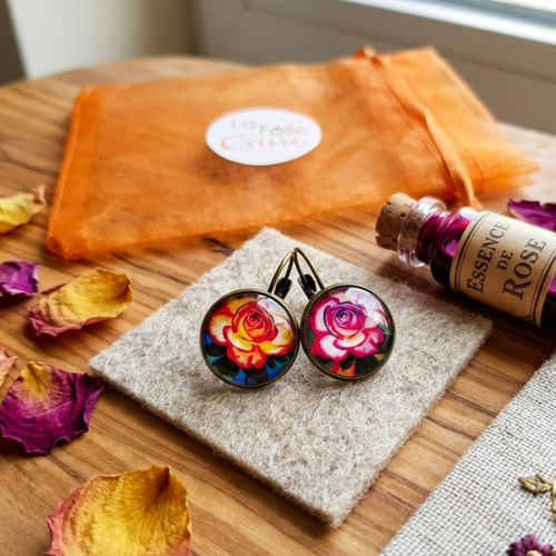 Boucles d'oreilles dormeuses dépareillées cabochon verre esprit motif rose style andy warhol