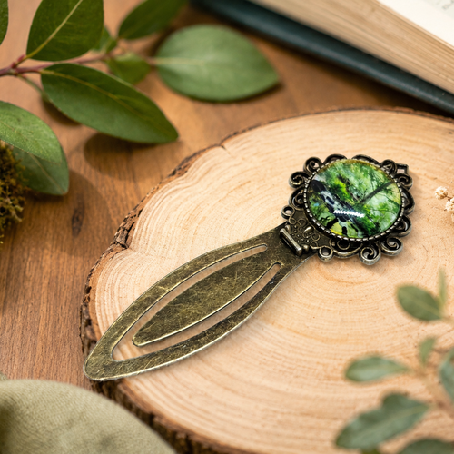 Marque-page métal cabochon verre motif nature forêt rivière