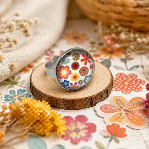 Bague ajustable cabochon en verre motif dessins de fleurs colorées