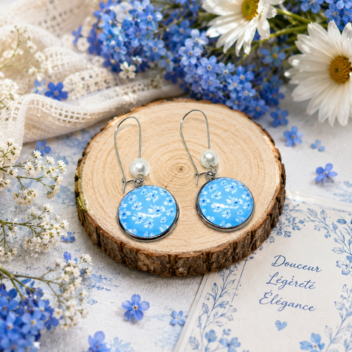 Boucles d'oreilles pendantes cabochon verre motif floral bleu et blanc