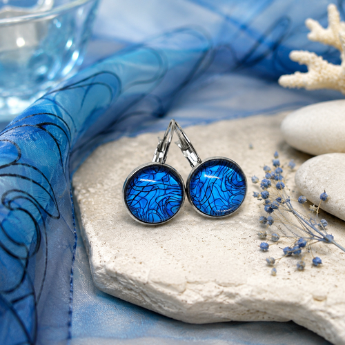 Boucles d'oreilles dormeuses cabochon verre motif abstrait bleu