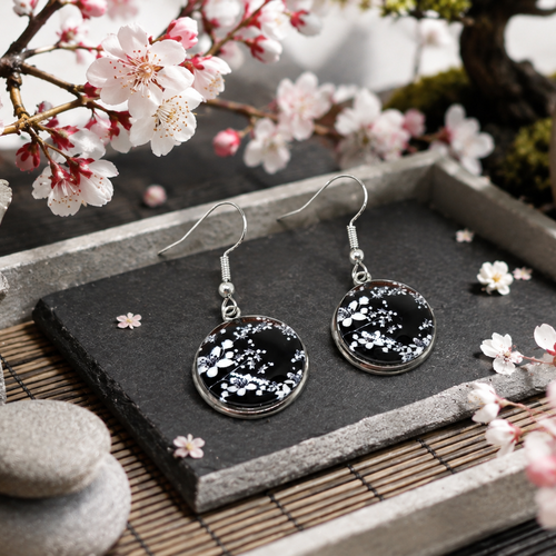 Boucles d'oreilles pendantes cabochon verre motif fleur de cerisier noir et blanc