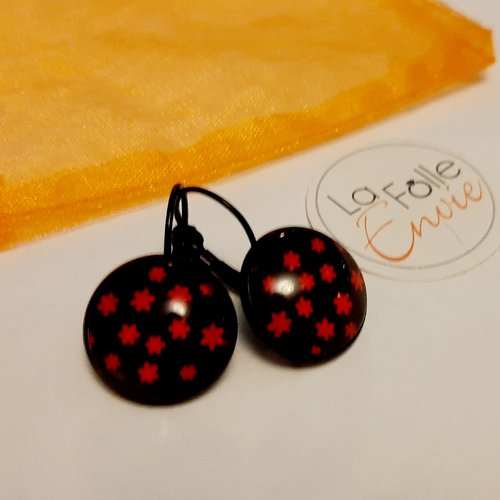 Boucles d'oreilles dormeuses métal noir cabochon verre motif petites fleurs rouges