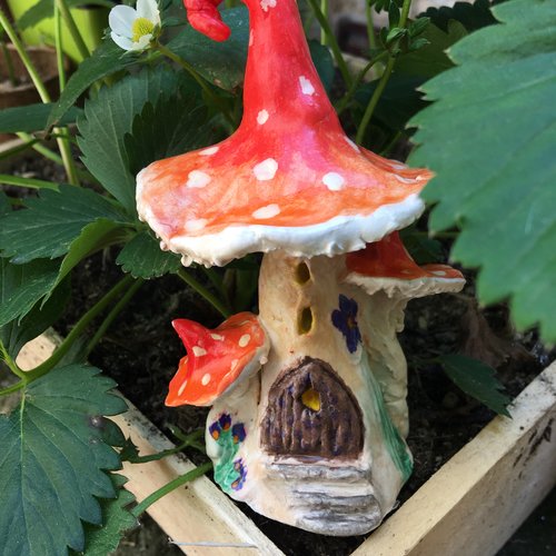 Maison de fée, de lutin en forme de champignons aux chapeaux rouge orangé -  Un grand marché