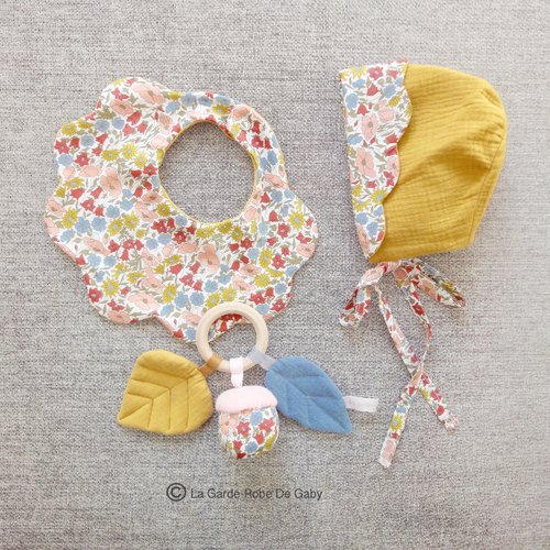 Coffret Cadeau Naissance Bebe Hochet Bonnet Et Bavoir En Tissu Liberty Et Double Gaze Un Grand Marche