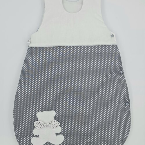 Gigoteuse artisanale française bébé 6-18 mois en coton oeko-tex et son ourson.