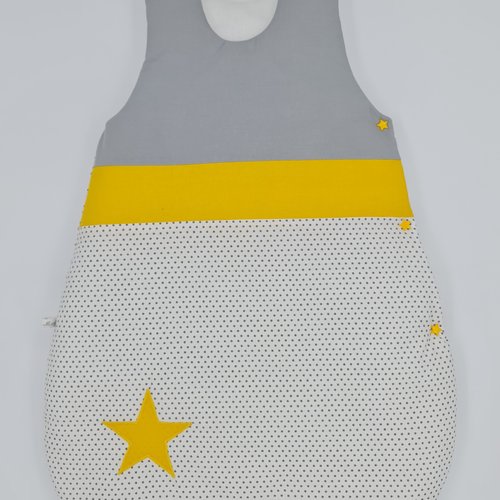 Gigoteuse 0-6 mois bébé mixte artisanale française en coton imprimé étoiles gris, blanc et touche de jaune moutarde