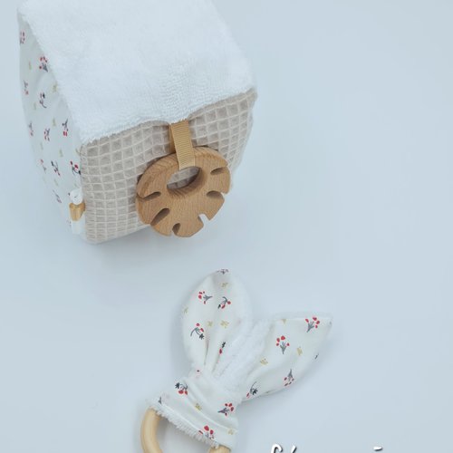 Ensemble cube d'éveil sensoriel bébé en tissu et son anneau de dentition labelisé oeko-tex