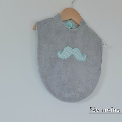Bavoir bébé garçon artisanal français en éponge de bambou et coton oeko avec une moustache brodée