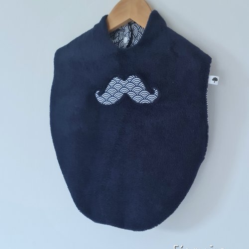 Bavoir bébé garçon artisanal français en éponge de bambou et coton oeko avec une moustache brodée
