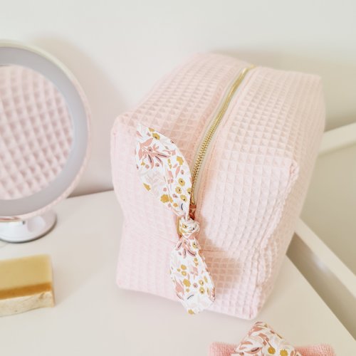 Spacieuse trousse de toilette pour vos essentiels de voyage en coton nid d'abeille rose et son joli nœud