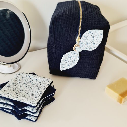 Spacieuse trousse de toilette pour vos essentiels de voyage en coton nid d'abeille bleu marine et son joli nœud