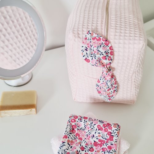 Spacieuse trousse de toilette pour vos essentiels de voyage en coton nid d'abeille rose et son joli nœud